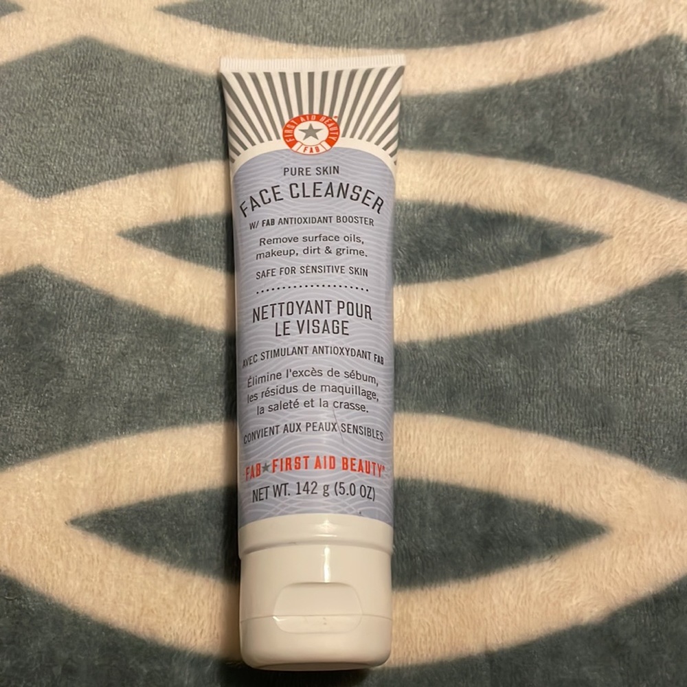 💄4/$25 First Aid Beauty face cleanser - Picture 3 of 5